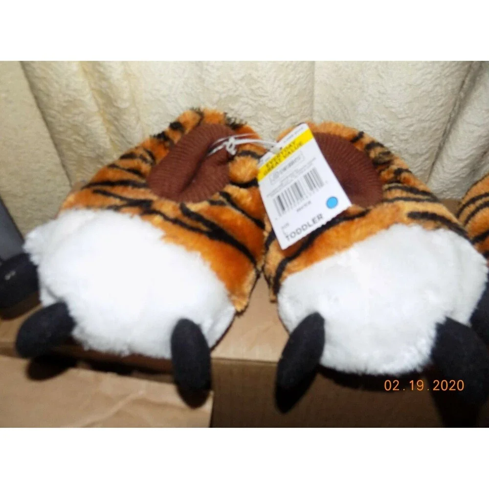 New toddler tiger paws large slippers NWT